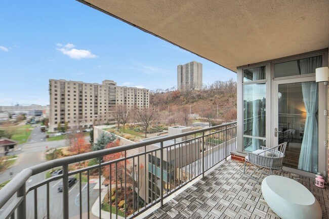 Foto del edificio - 8100 River Rd