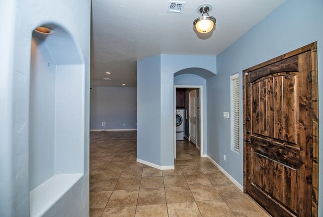 Building Photo - Spectacular open floor plan home!