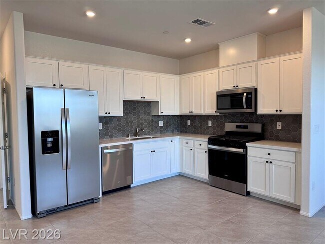 Foto del edificio - Brand-New Juniper Hills Townhome with 4 Bedrooms, Loft & Dual Balconies