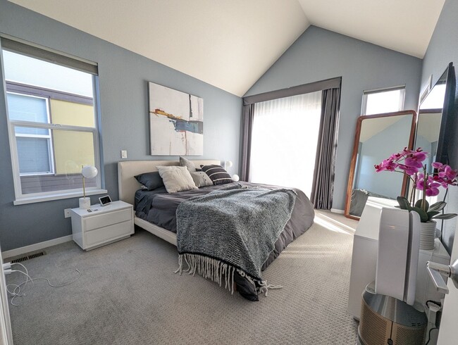 Building Photo - Luxury Louisville, Low Maintenance Home - Available NOW!