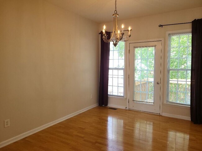 Foto del edificio - 7018 Mead Ln