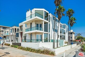 Building Photo - 2319 Ocean Front Walk