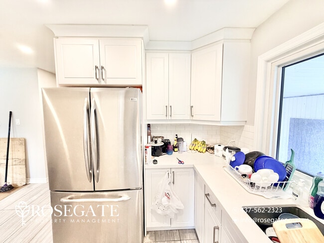 Photo du bâtiment - Charming 3-Bedroom Main-Level Home with Ba...