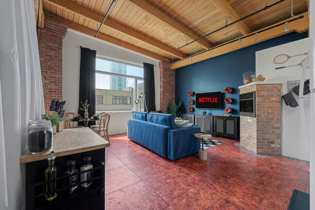 Building Photo - 10303-10107 107 St NW