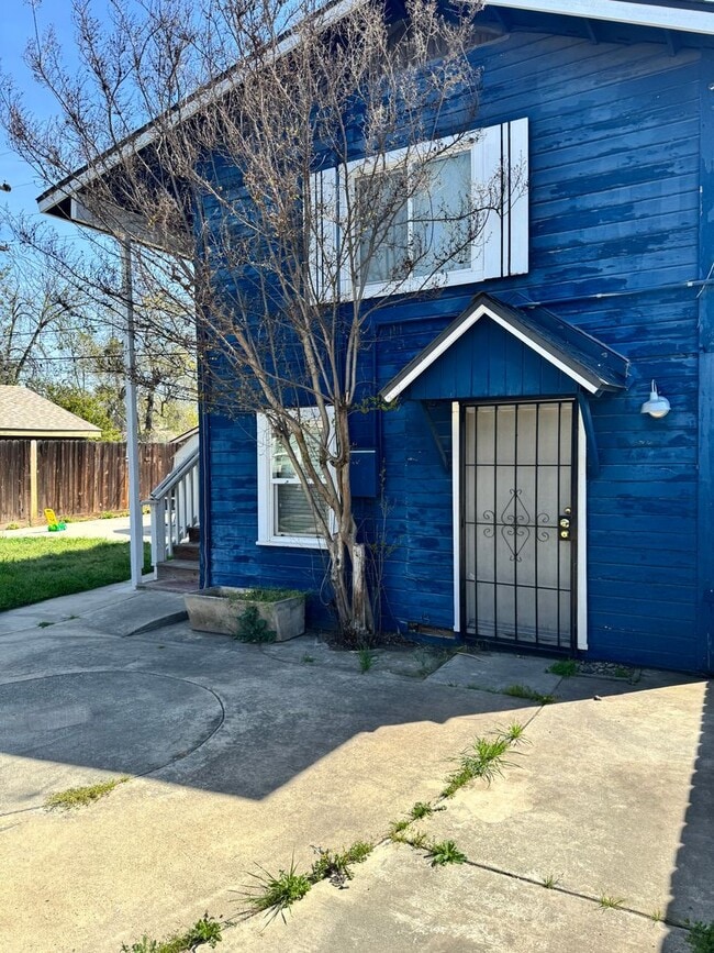 Building Photo - 1324 N Farris Ave
