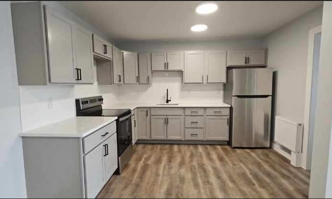 1L/1R Kitchen - 23 E Clinton St