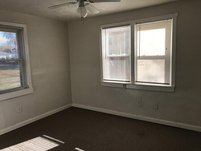 Building Photo - 2 BR 1 Bath