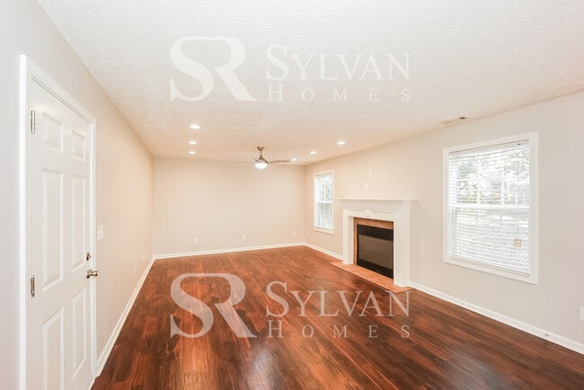 Building Photo - Your dream home awaits