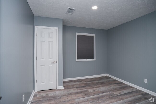 2 habitaciones, 1 baño - 600 pies cuadrados - Dormitorio principal - Russell Ridge Estates