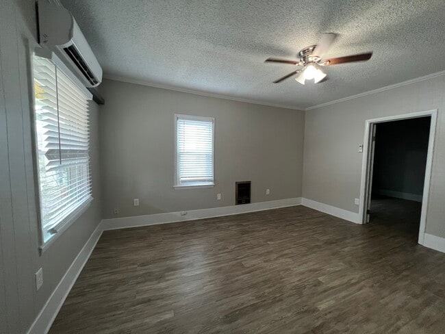 Foto del edificio - 512 Oshaughnessy Ave NE