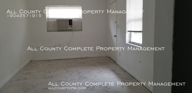 Building Photo - Two-Bedroom Triplex Unit - Water Included!