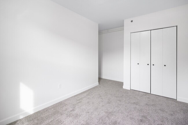 Foto del edificio - Van Dyke Village Apartments