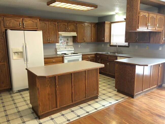 Building Photo - 4 Bed, 3 Bath House - Lansing Schools!!