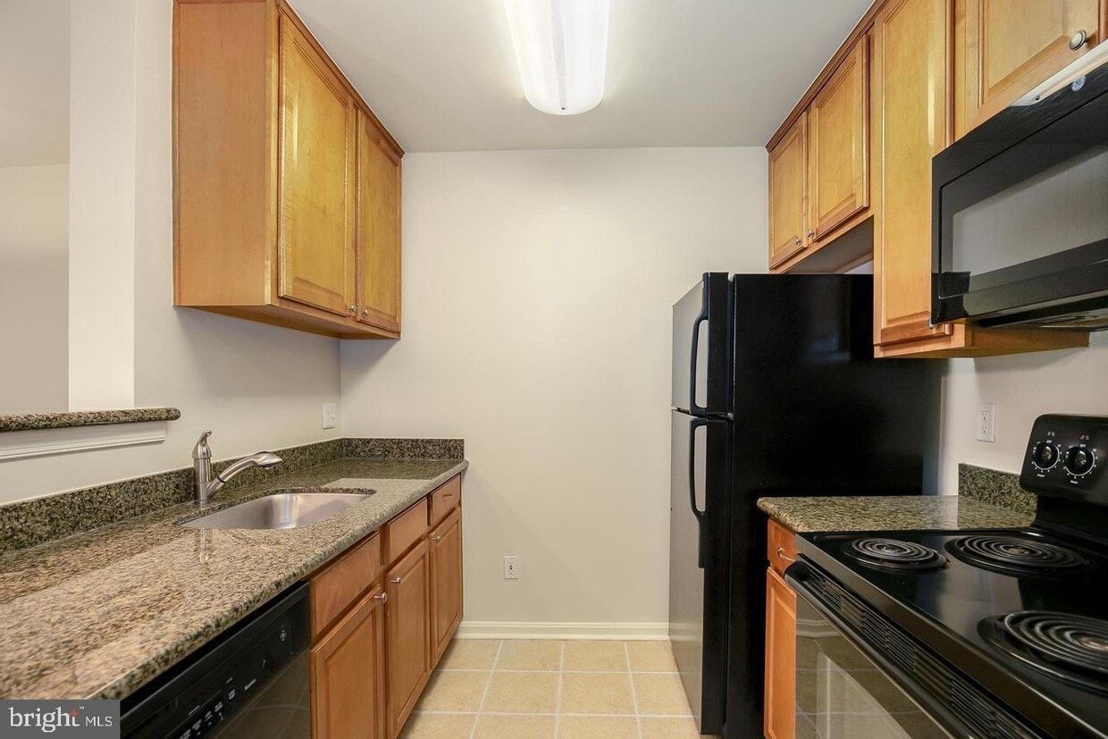 3176 Summit Square Dr Unit 4D3, Oakton, VA 22124 Room for Rent in