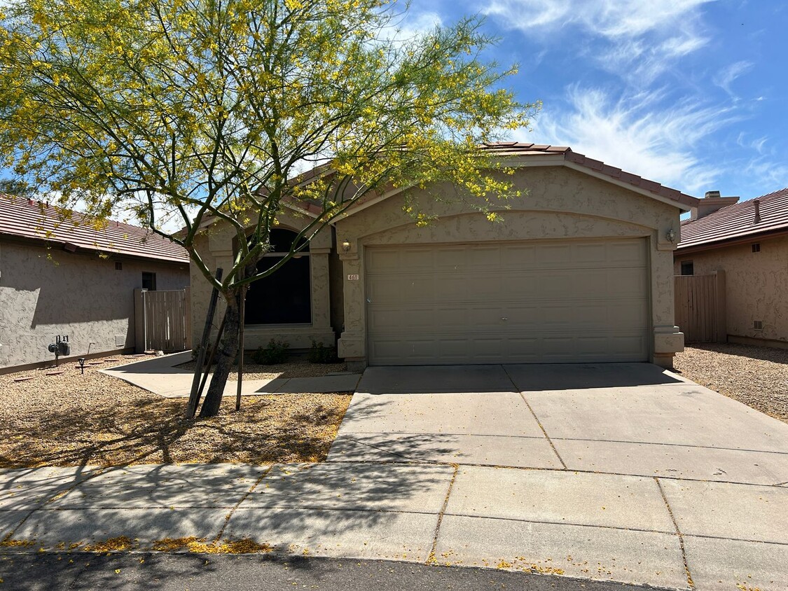 Primary Photo - Single Story *NEW* Paint + *NEW* Flooring ...