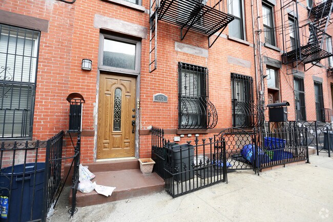 Building Photo - 662 Henry St