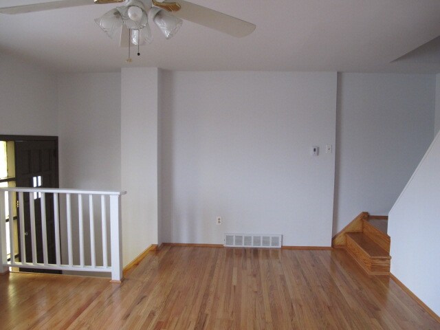 Entrada en y Hasta las habitaciones - 12412 Academy Rd