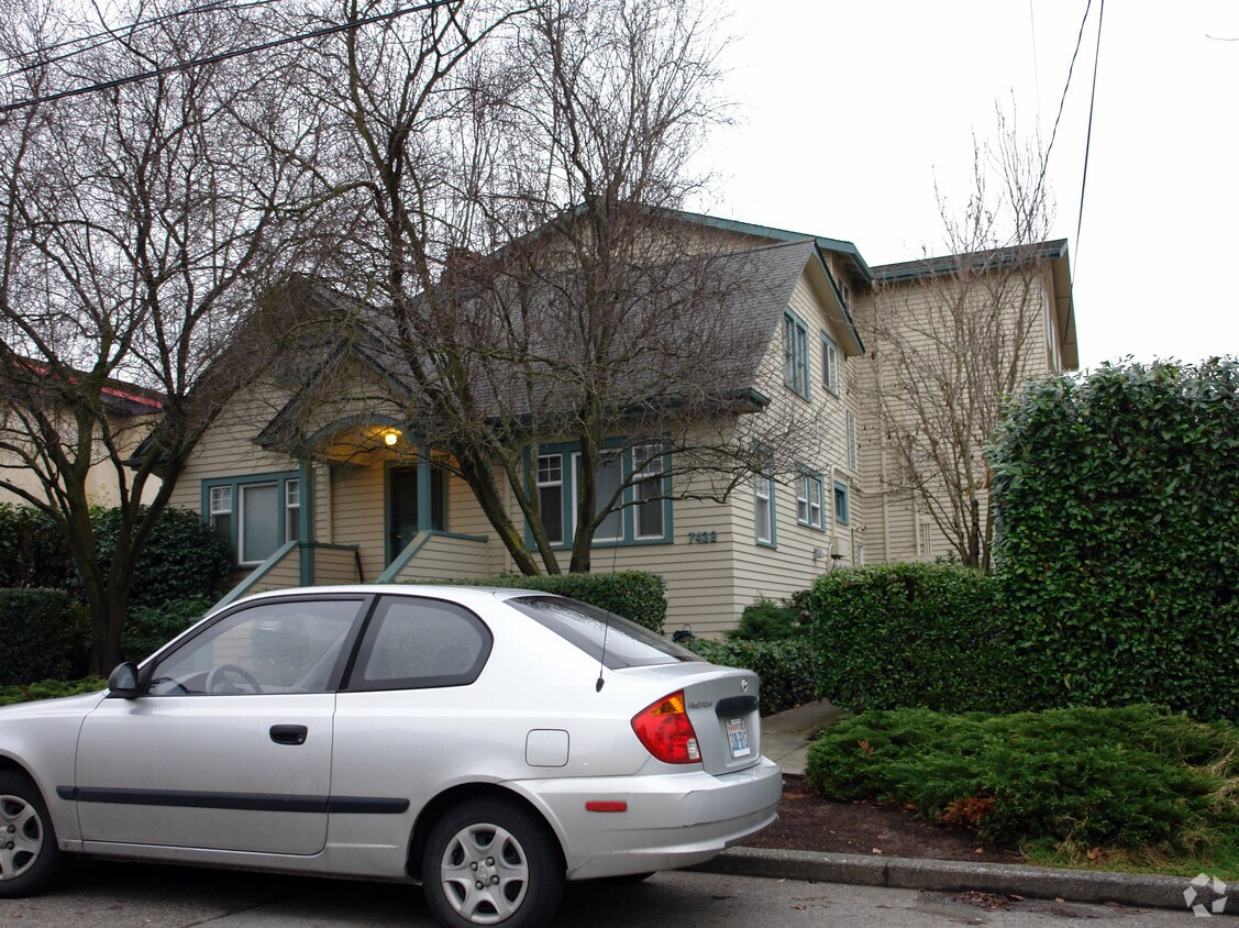 Foto principal - 7432 4th Ave NE