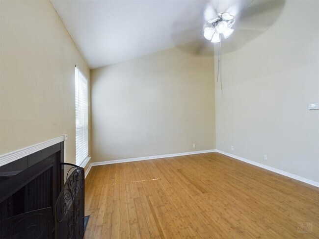 Building Photo - 1000 W 26th St