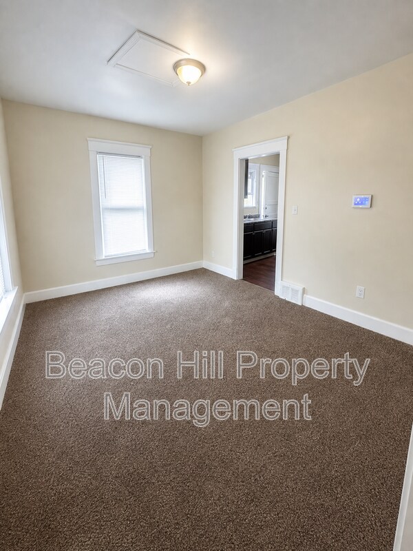 Building Photo - 9814 Dunlap Ave
