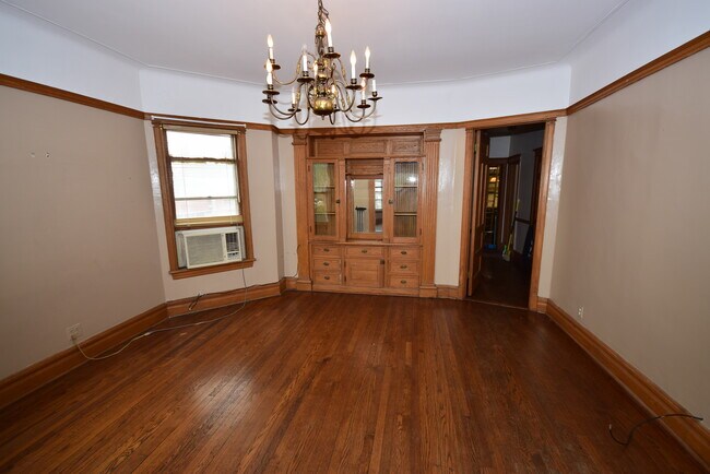 Building Photo - 615 W Armitage Ave