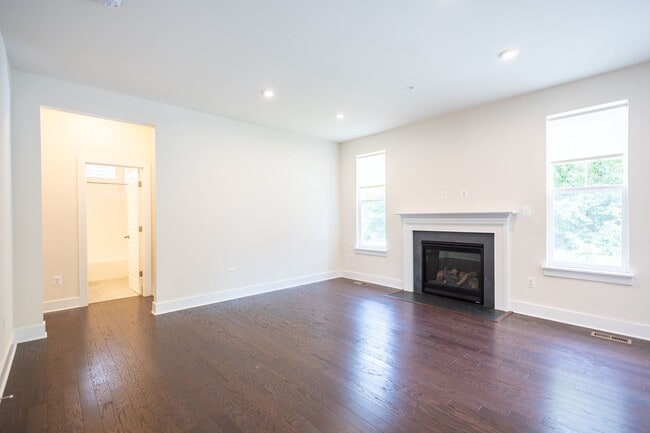 Building Photo - Amazing 3 BR/3 BA Single-Family Home in Mi...