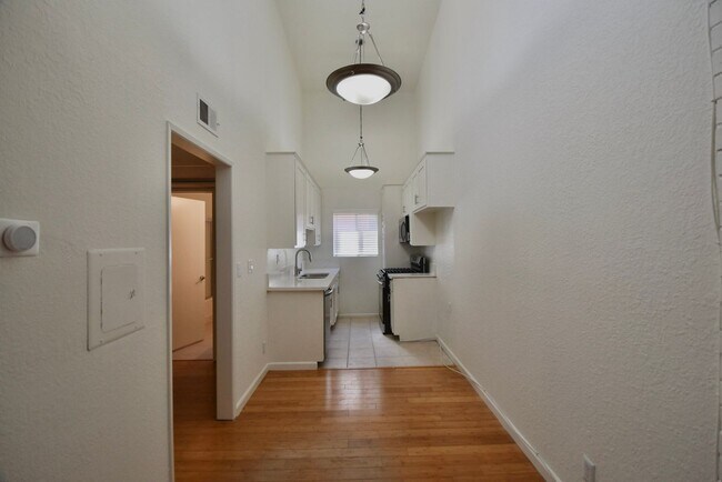 Building Photo - 11045