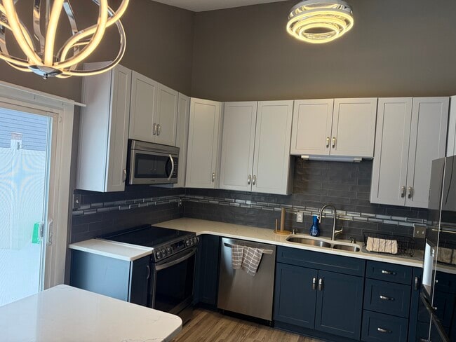 Building Photo - 374 Stratford Ave