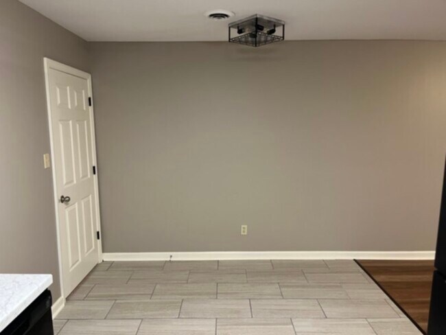 Building Photo - 2BR Duplex in Secluded area off Forest Hil...