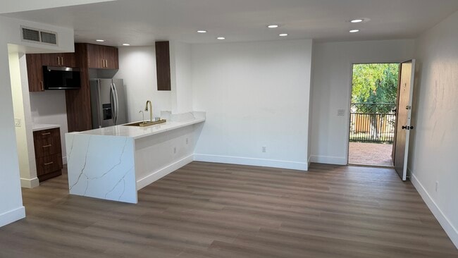 Foto del edificio - 10331 Lindley Ave