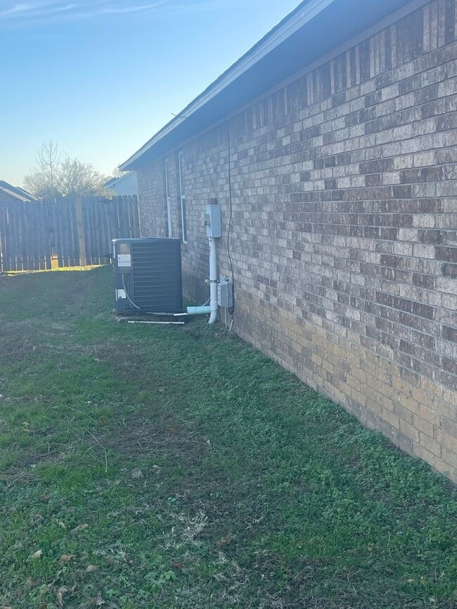 Building Photo - 3 Bedrooms, 2 Bath (Hot Tub), 2 Car Garage House. Total Electric.