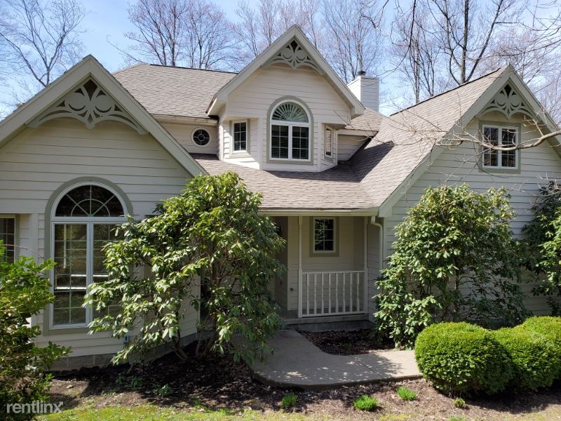 Primary Photo - 4 br, 3.5 bath House - 15 Lakeside Dr