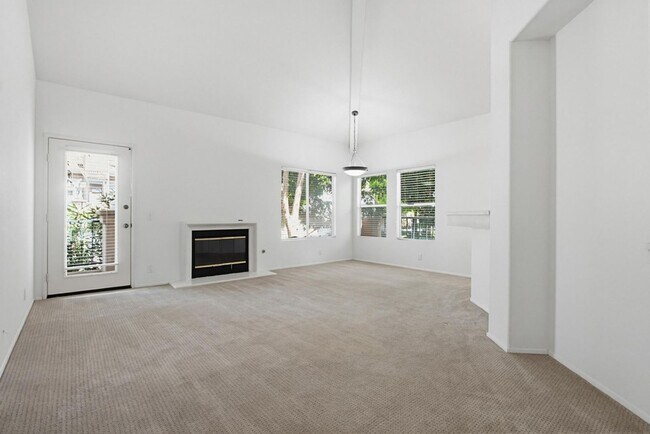 Foto del edificio - 2 Bedroom Renaissance Capri Condo Available Now!