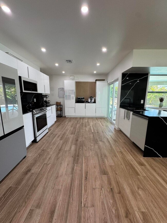 Building Photo - 400 SW 9th Ave