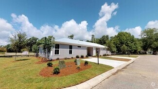 Building Photo - 5 Racquet Club Dr
