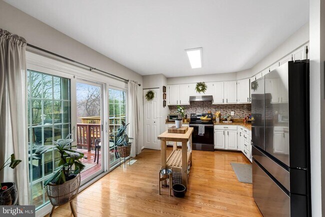 Foto del edificio - 3964 Forest Valley Rd