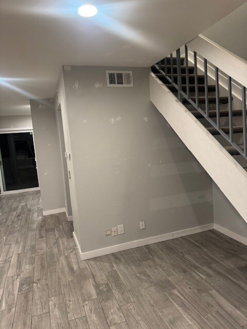 escaleras al segundo piso y área para un escritorio - 15955 Mauna Ct