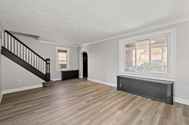 Building Photo - Beautiful 3 Bedroom House in Carrick Available May 1!