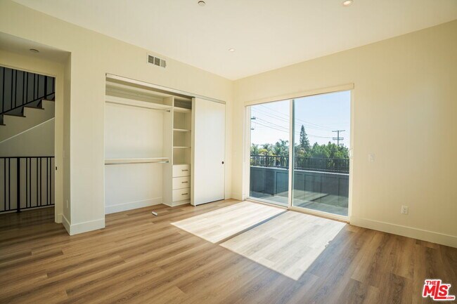 Foto del edificio - 4707 Clinton St
