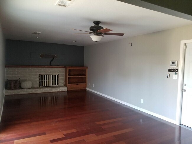 Foto del edificio - Charming 3 bedroom 2 bathroom home located...