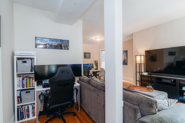 Building Photo - 2833 N Albany Ave
