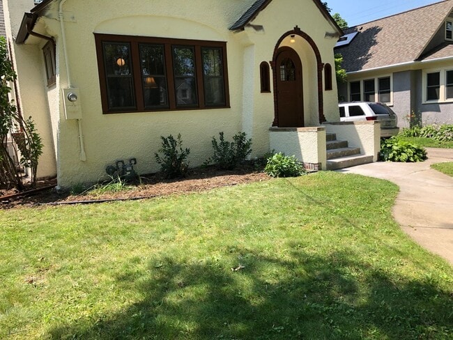Building Photo - Coziest Home 3 blocks from Mayo Clinic