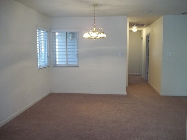 Foto del edificio - Amenity heavy remodeled home in older cul ...