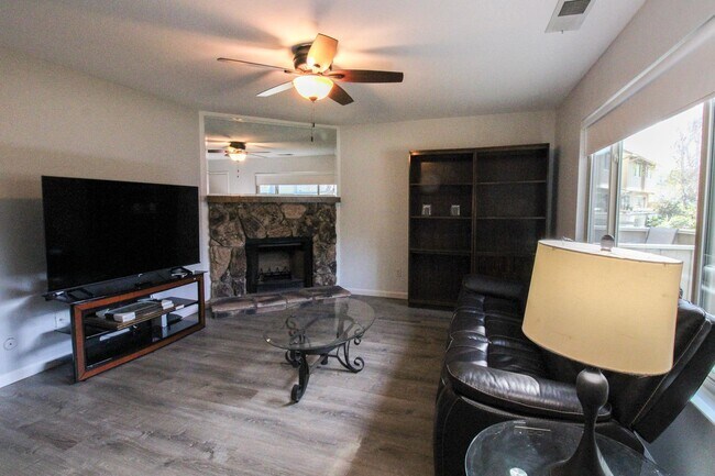 Foto del edificio - 2 Bedroom Townhouse with 2-Car Garage in The Villages near Downtown SLO