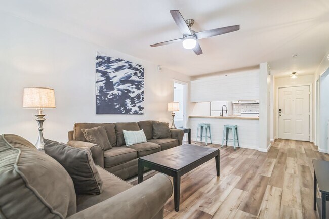 Foto del edificio - Furnished 4/4 University Terrace