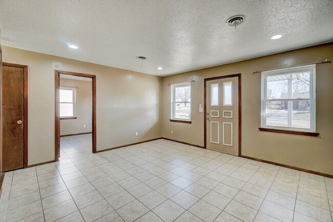 Building Photo - Charming 2-Bedroom Home with Fenced Backyard in the Heart of Choctaw! Ask About Our $250 Off Move...