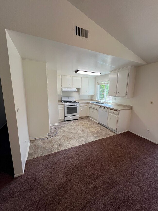 Foto del edificio - FOR RENT 3+1 IN SIMI VALLEY