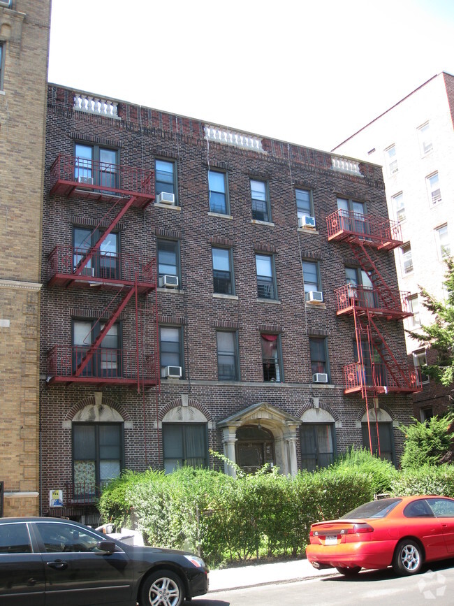 Building Photo - 28 E 17th St