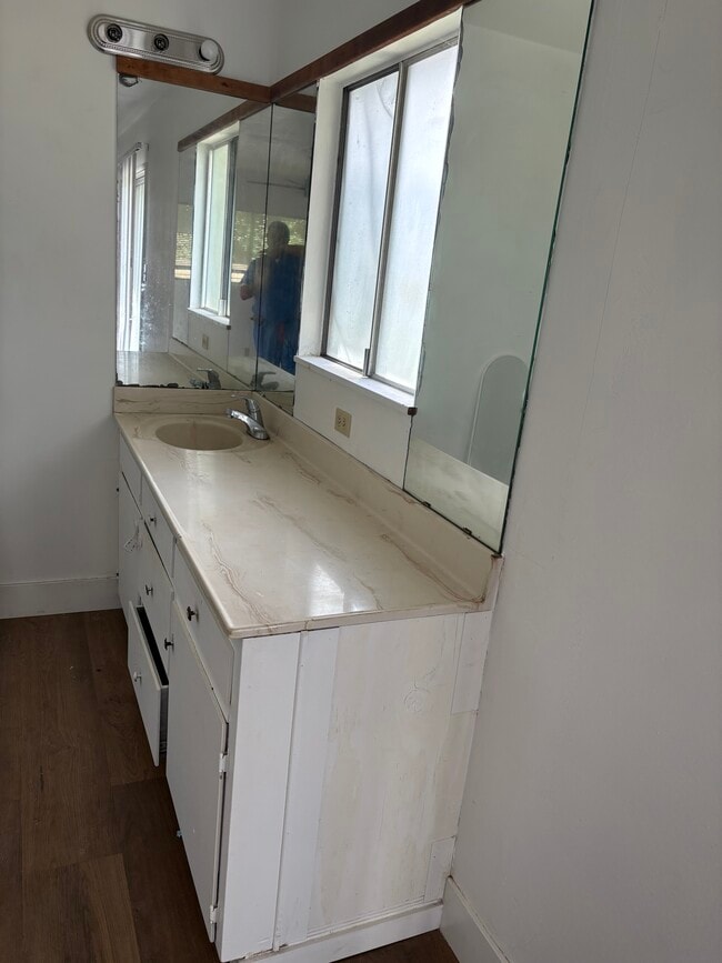 Foto del edificio - 801 N Akers St