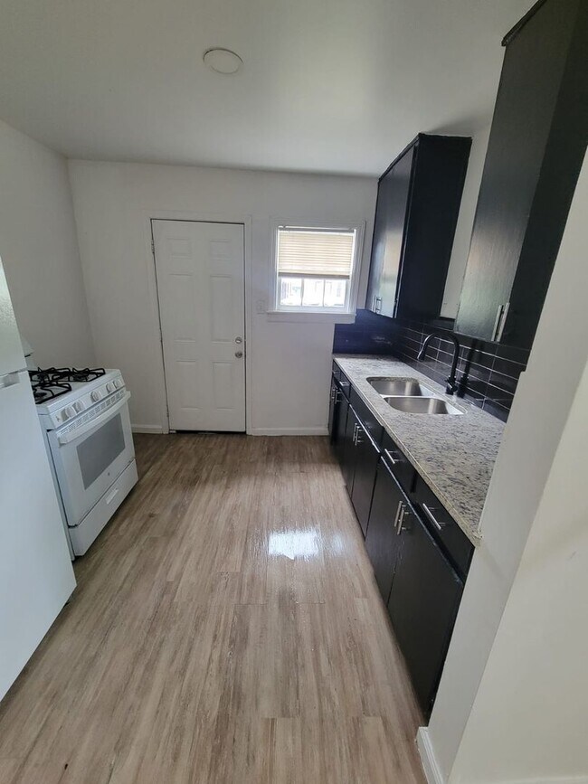 Foto del edificio - For Rent: Charming 2 Bed / 1 Bath Duplex with Backyard